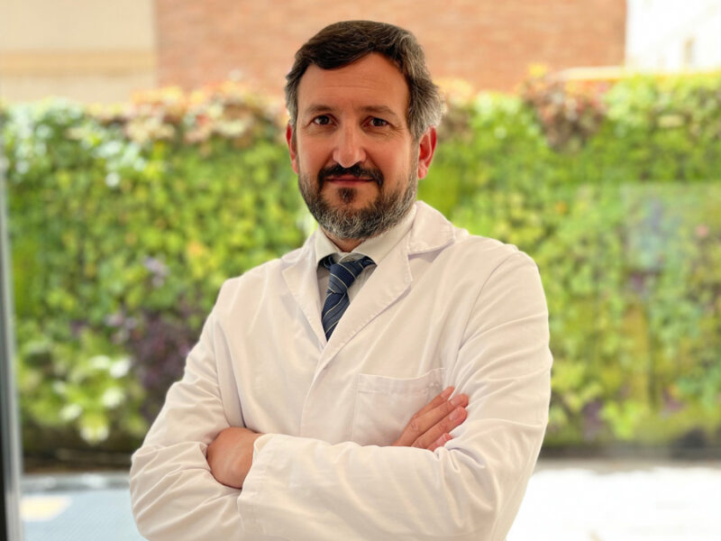 El servicio de Neurocirugía de Quirónsalud Sagrado Corazón aplica cirugía mínimamente invasiva para extirpar un tumor intramedular