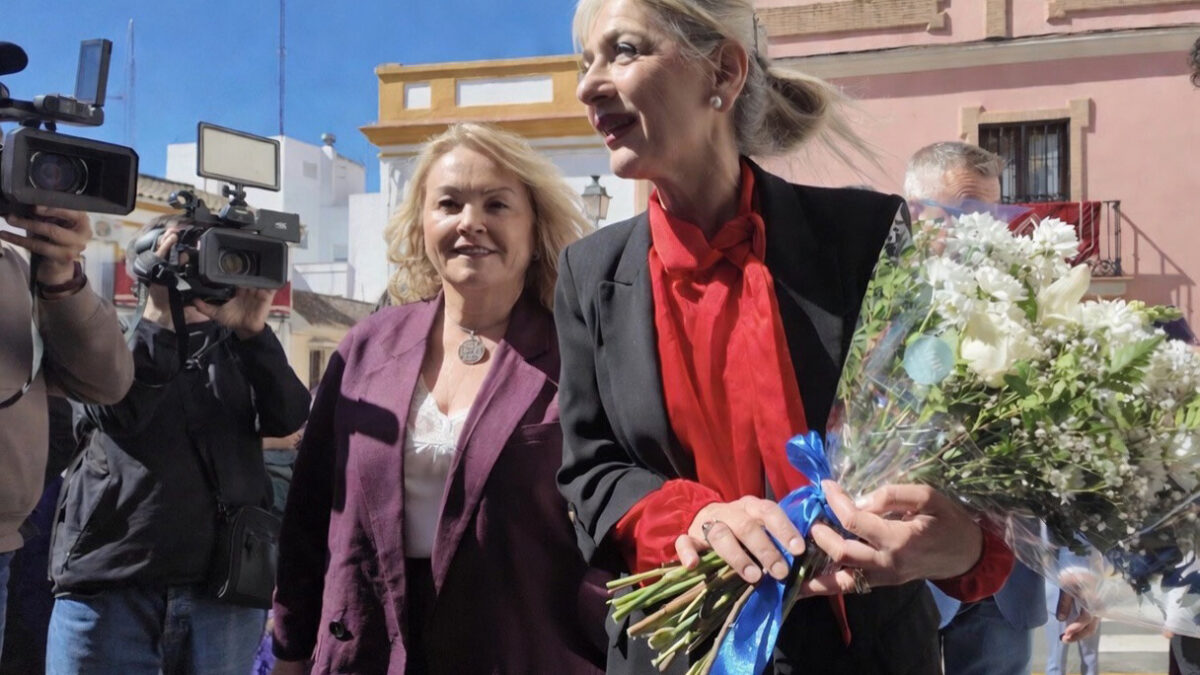 Sandra González, a la izquierda, junto a Patricia del Pozo en una reciente visita a Alcalá.