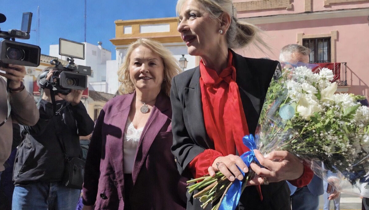Sandra González, a la izquierda, junto a Patricia del Pozo en una reciente visita a Alcalá.