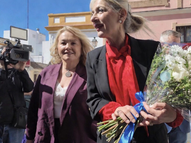 Sandra González, a la izquierda, junto a Patricia del Pozo en una reciente visita a Alcalá.