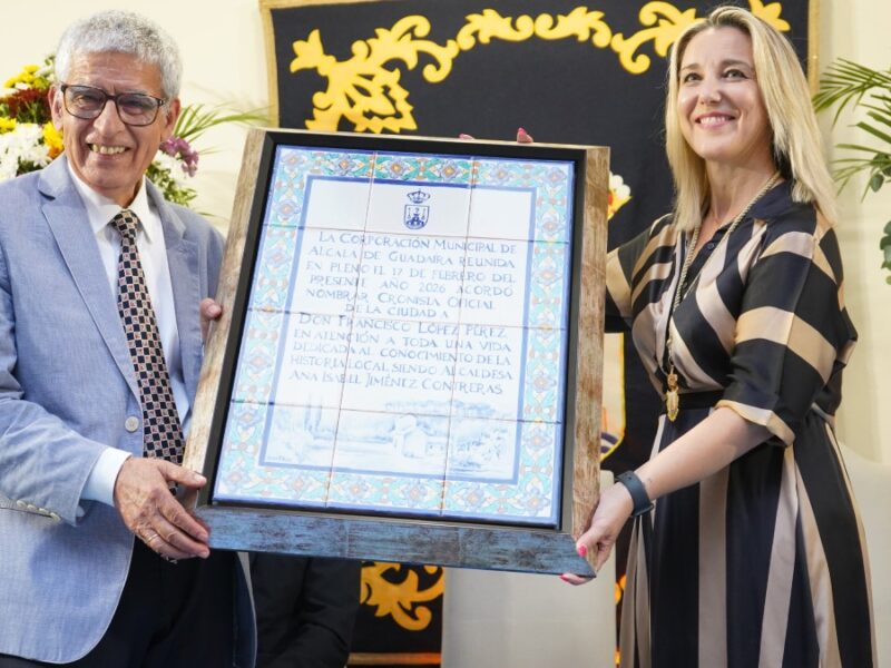Curro López recibió una cerámica conmemorativa realizada por Jesús Alcarazo - Francisco Amador