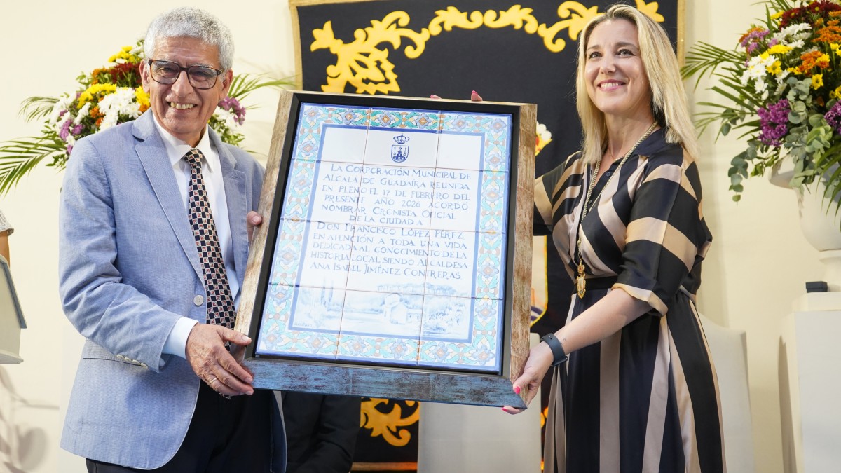 Curro López recibió una cerámica conmemorativa realizada por Jesús Alcarazo - Francisco Amador