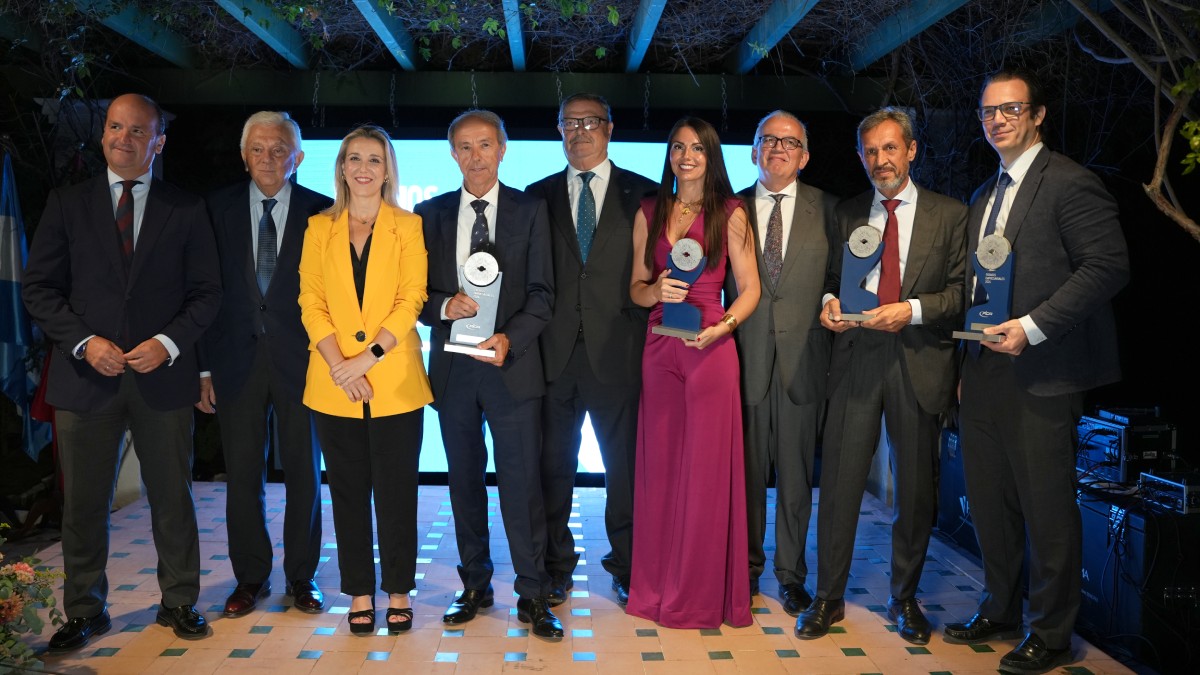 Premiados, representantes empresariales y políticos tras la entrega de los premios de FICA el pasado 25 de junio - Coral Gata