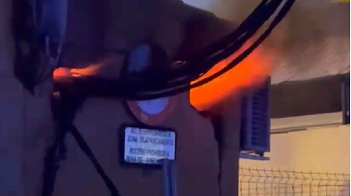 Trabajo a contrarreloj para recuperar el suministro eléctrico en la Feria tras el incendio en un transformador