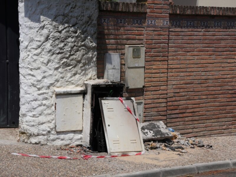 Cuadro eléctrico que salió ardiendo en la calle Pino Marítimo, tras su «reparación» - Coral Gata