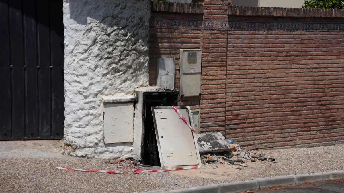 Cuadro eléctrico que salió ardiendo en la calle Pino Marítimo, tras su «reparación» - Coral Gata