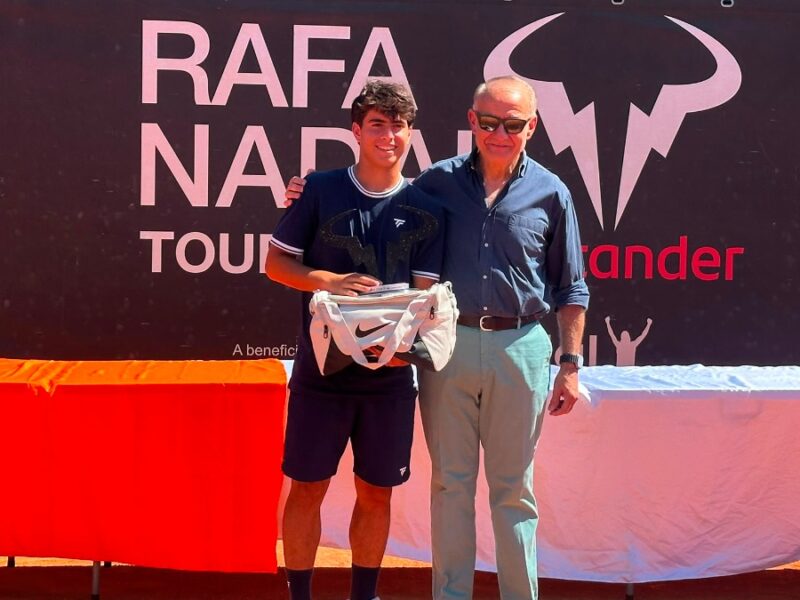 El alcalareño Pepe García con el trofeo del Rafa Nadal Tour. Lva