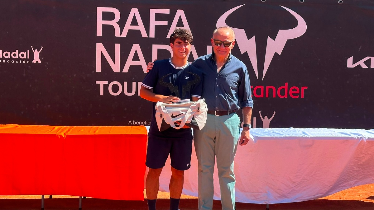 El alcalareño Pepe García con el trofeo del Rafa Nadal Tour. Lva