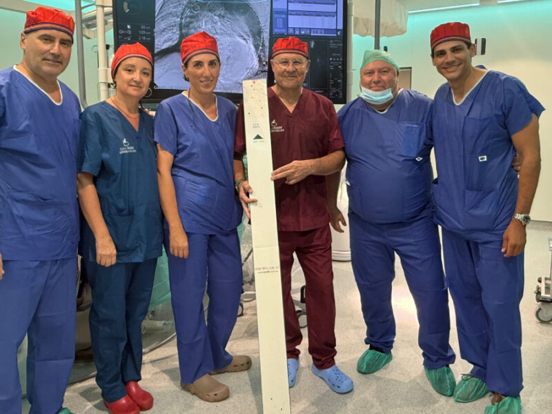 Foto de equipo tras la cirugía en el quirofano hibrido del hospital Quironsalud Sagrado Corazon