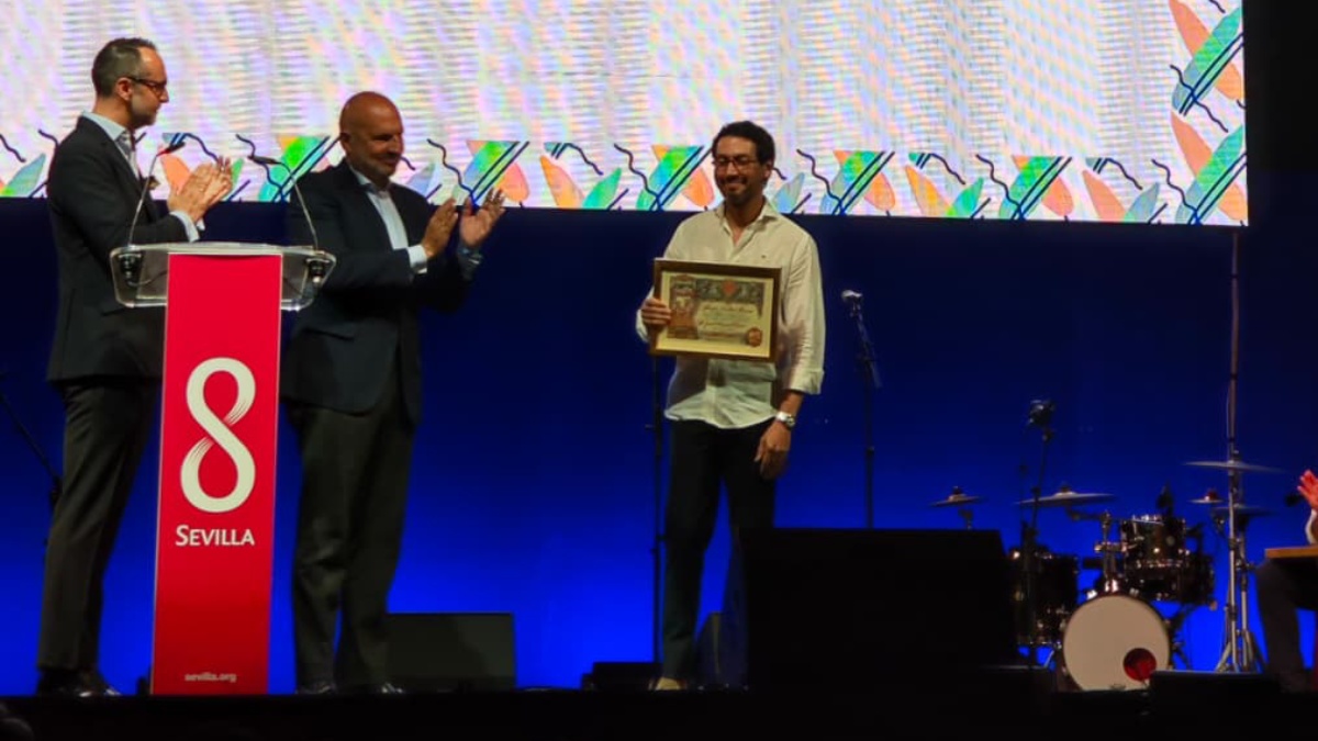 Jesús Alcarazo recibió el premio Niculoso Pisano durante el cierre de la Velá de Santa Ana de Triana. Cedida