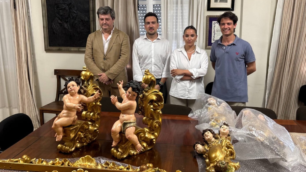 Visita a la Hermandad para conocer los trabajos de restauración