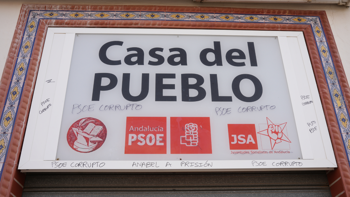 Las pintadas en la sede del PSOE de Alcalá de Guadaíra. - Miriam García