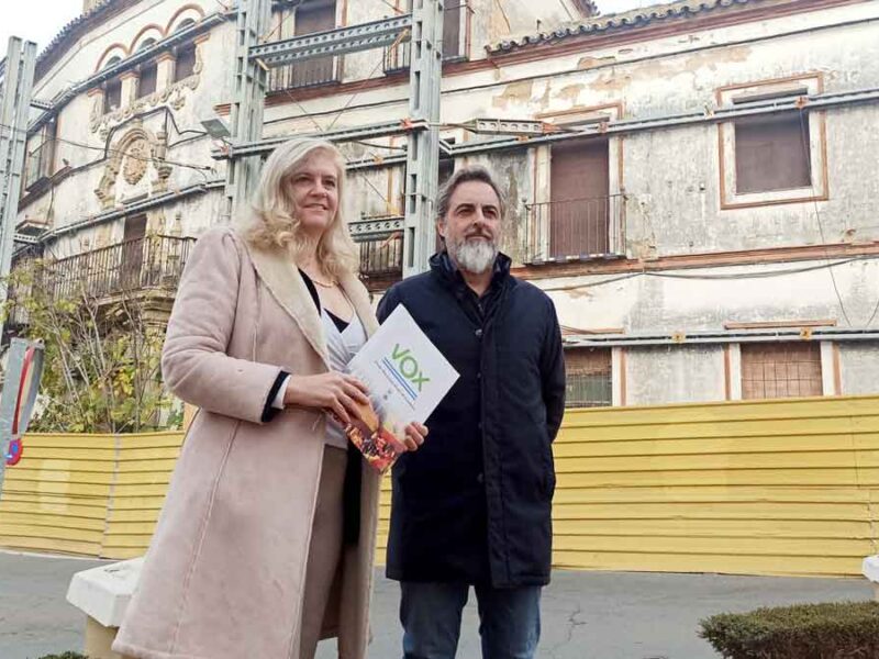 Los concejales de Vox Carmen Loscertales y Pedro Navarro, junto al edificio de la futura sede judicial. Lva